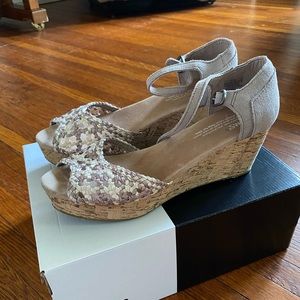 TOMS wedges